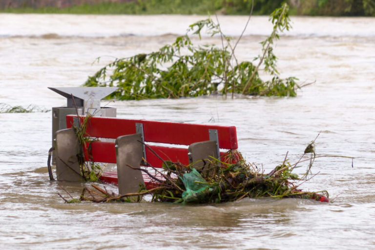 hochwasser_bank_unter_wasser_800px