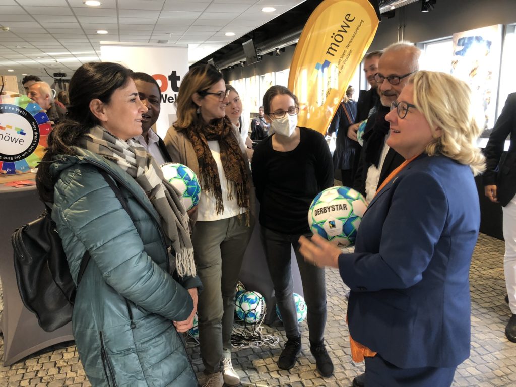 Promis werben für Fairness im Fußball